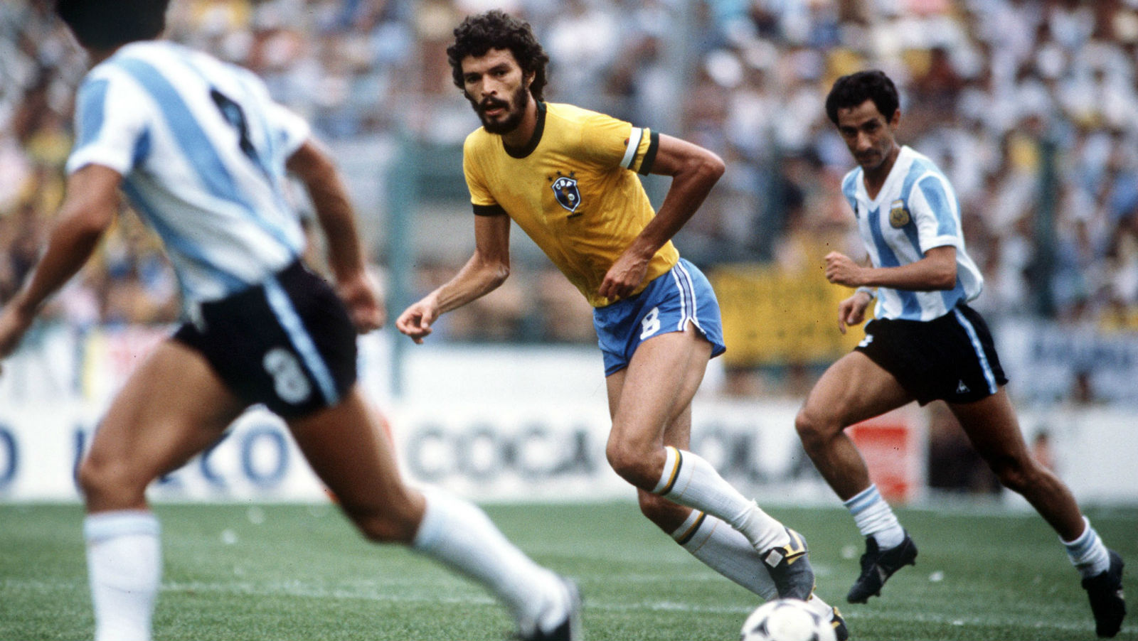 No dia em que S&oacute;crates faria 64 anos, dez minutos da eleg&acirc;ncia do Doutor em campo