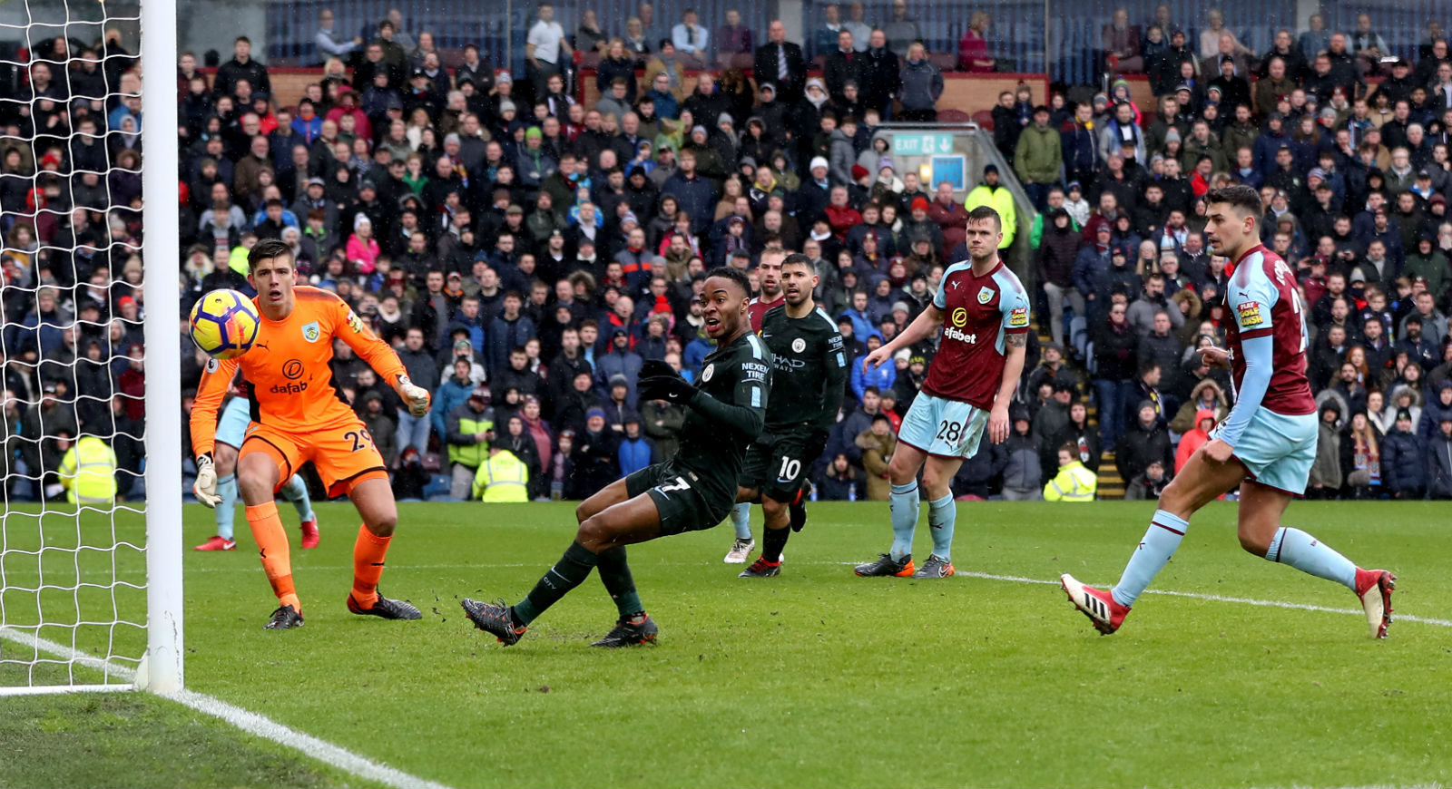 Ederson e Danilo foram brilhantes, mas insuficientes, e a garra do Burnley valeu o empate