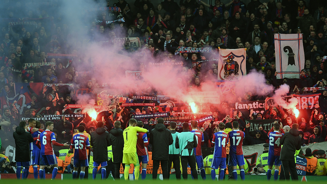 Manchester City ficou no &ldquo;passe pelo passe&rdquo; e Basel fez a festa com seus torcedores que foram ao Etihad
