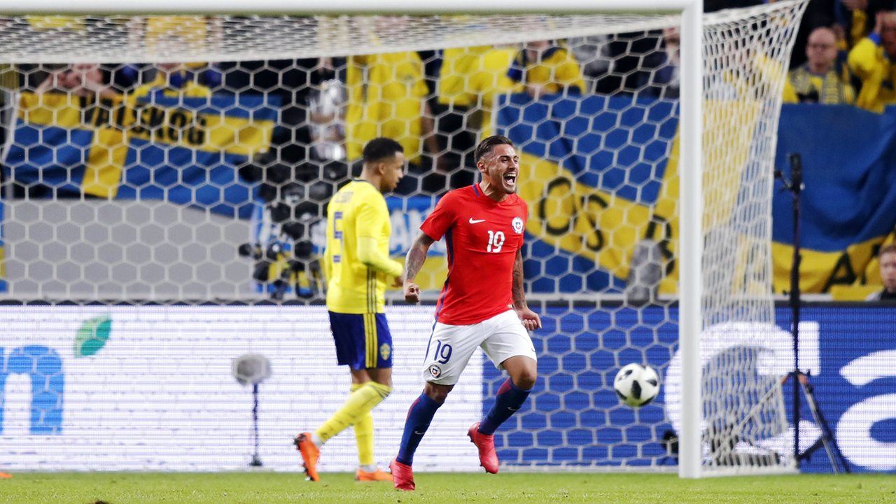 N&atilde;o vai ter Copa para o Chile, mas teve gola&ccedil;o e vit&oacute;ria contra Su&eacute;cia na estreia de Rueda