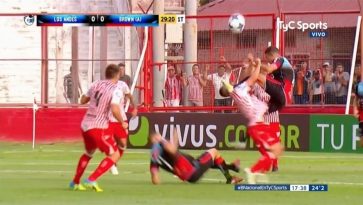 Futebol ou MMA? Uma entrada criminosa resultou em expulsão na segunda divisão da Argentina