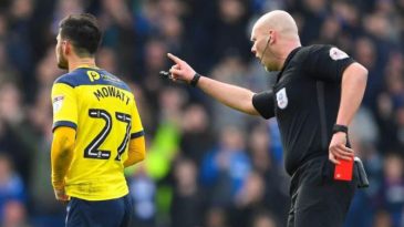 É o caos! Jogador do Oxford perde pênalti, dá um tapa no adversário e é expulso