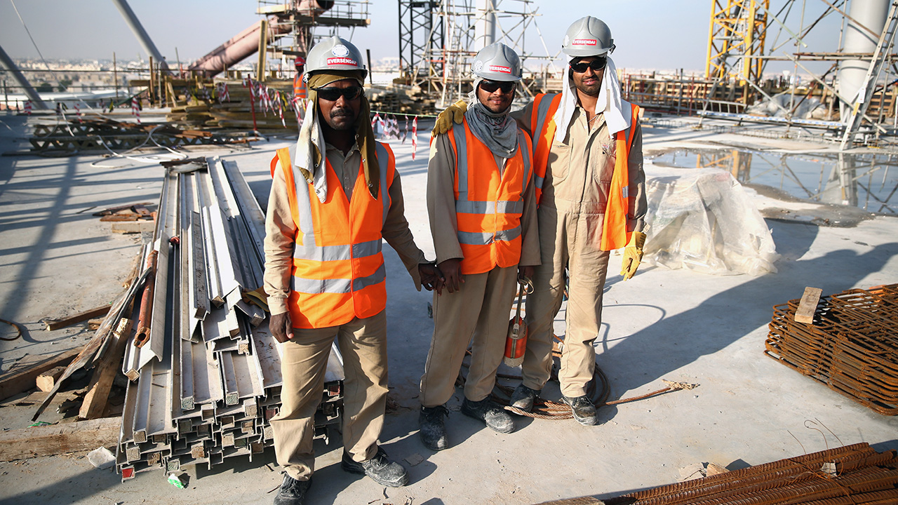 Trabalhadores de obras da Copa 2022 ficam at&eacute; cinco meses sem folga, segundo relat&oacute;rio