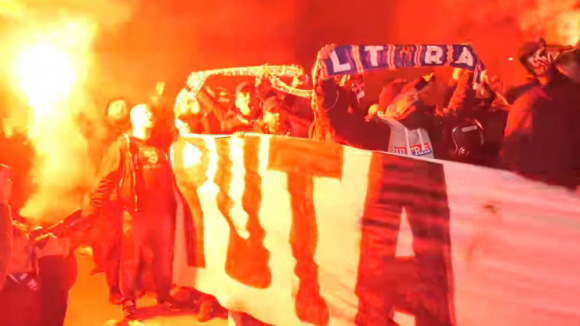Cada vez mais pr&oacute;ximos da diretoria do clube, Ultras do PSG fizeram foguet&oacute;rio no hotel do Real Madrid