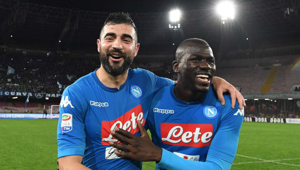 Albiol foi o salvador na sofrida vit&oacute;ria do Napoli, que encurtou a dist&acirc;ncia para a Juve