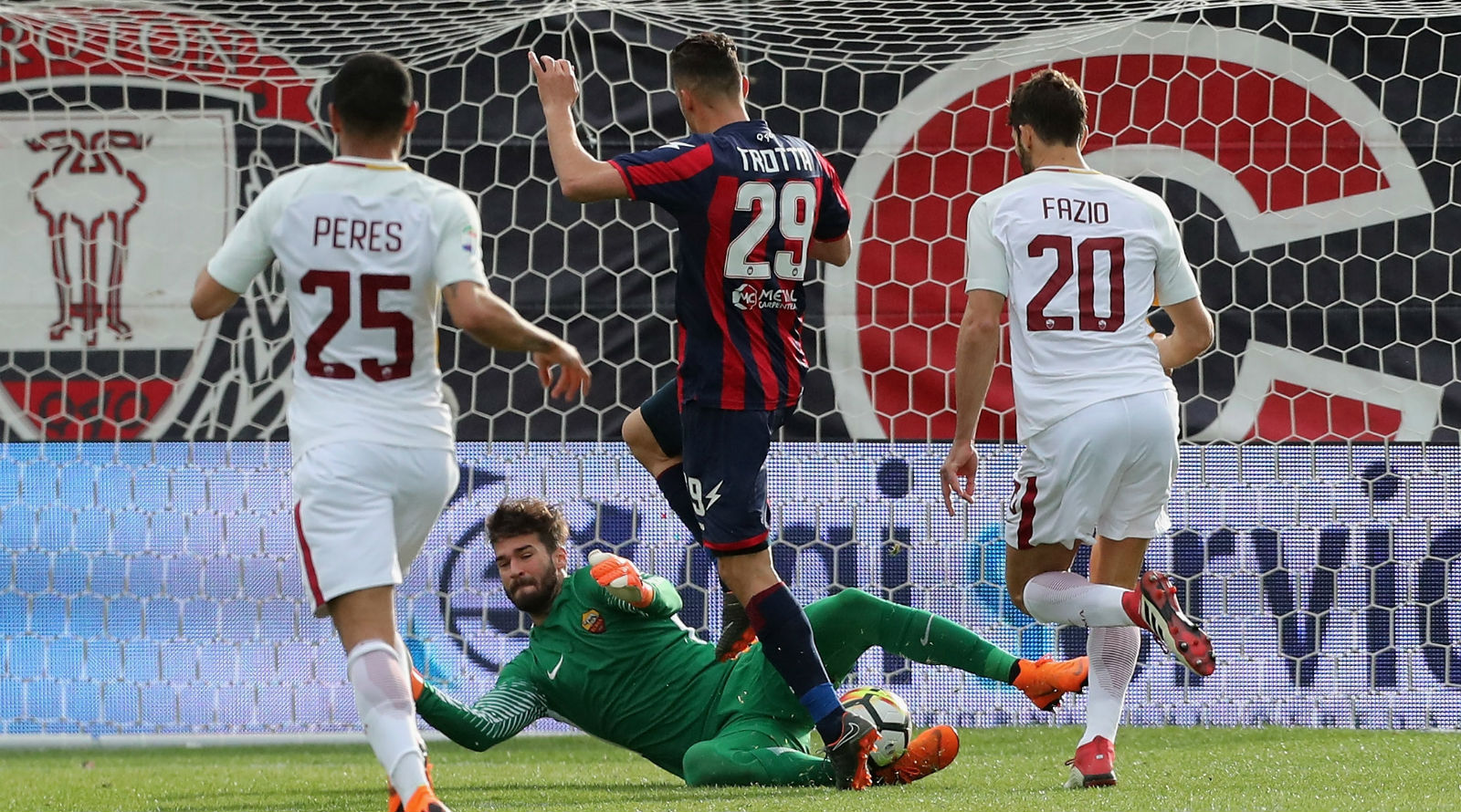 Enquanto Nainggolan decidiu, Alisson deu at&eacute; chap&eacute;u na vit&oacute;ria da Roma