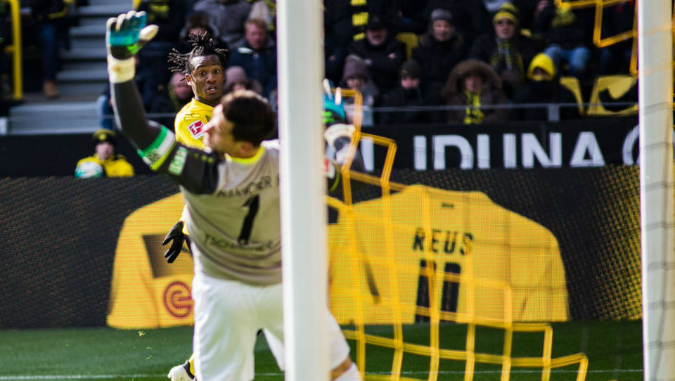 Batshuayi continua decidindo e marcou um fant&aacute;stico gol de calcanhar neste domingo