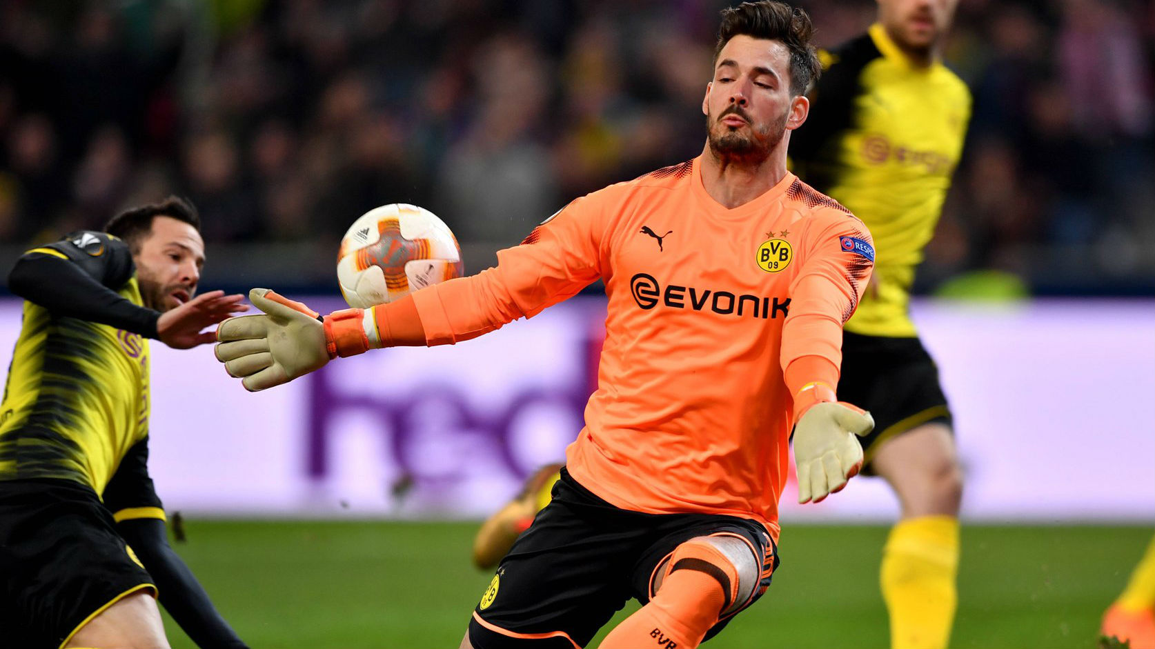 Red Bull Salzburg ficou mais pr&oacute;ximo de ampliar sua vantagem do que o Dortmund de reagir