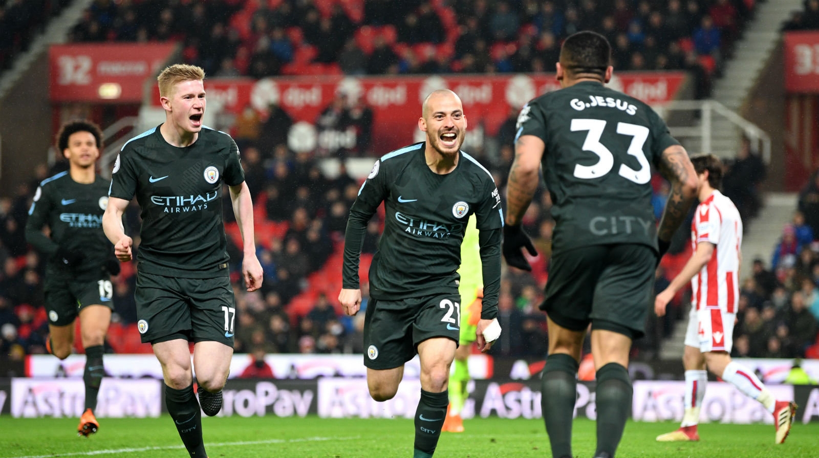 Faltando oito rodadas, o City j&aacute; igualou a pontua&ccedil;&atilde;o do Leicester campe&atilde;o em 2016