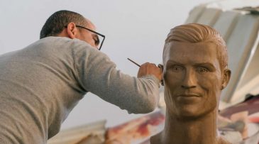 O escultor do busto de CR7 contou sua história além do meme e teve a chance de se redimir