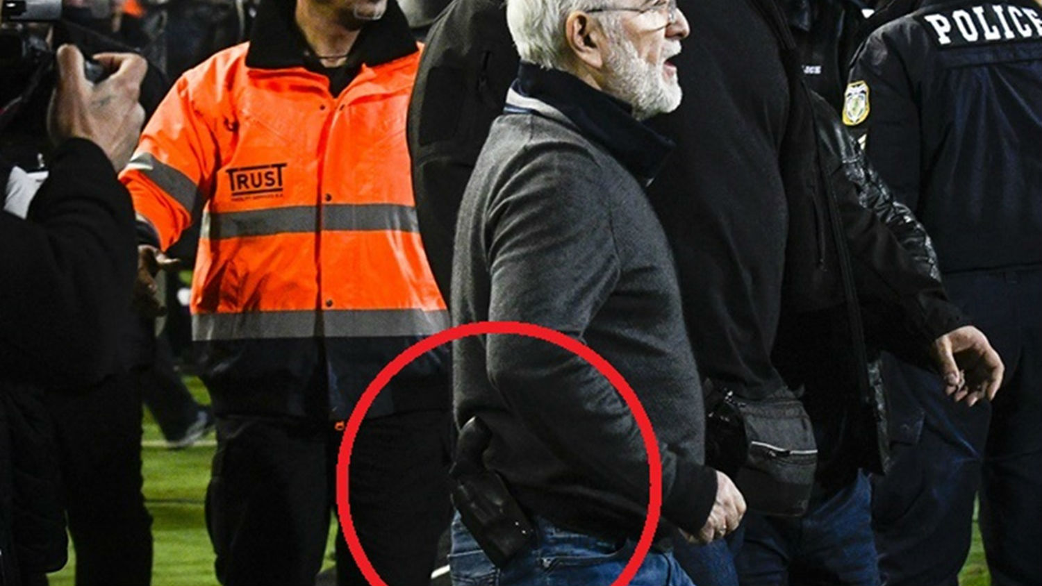 Ap&oacute;s entrar armado em campo, presidente do PAOK &eacute; suspenso do futebol por tr&ecirc;s anos