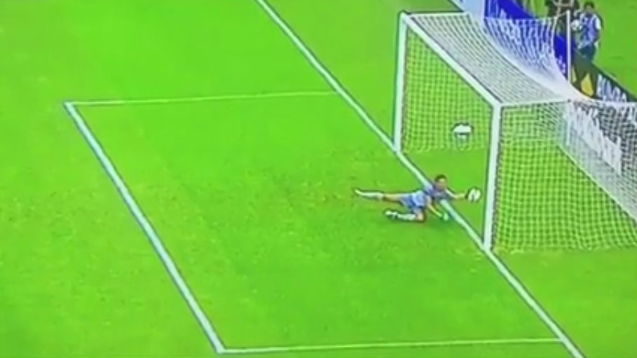 O advers&aacute;rio tentou do meio-campo, e Marches&iacute;n fez uma defesa absurda para evitar o gol