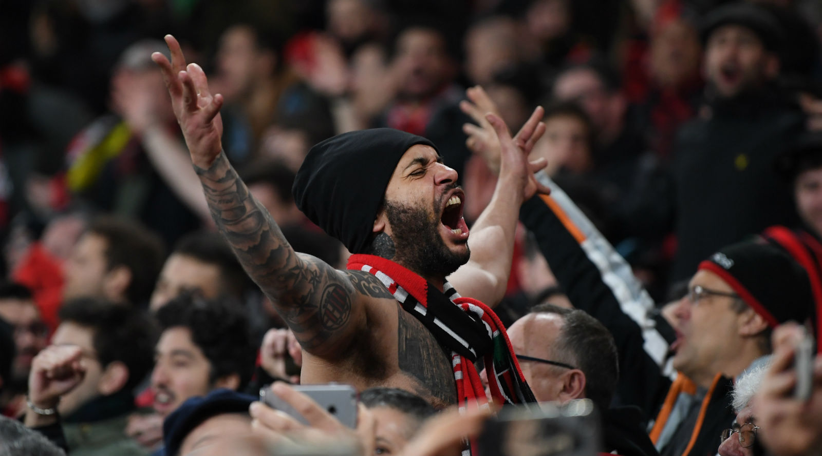 Apesar da queda, o orgulho da torcida do Milan ecoou atrav&eacute;s de tr&ecirc;s mil vozes no Emirates