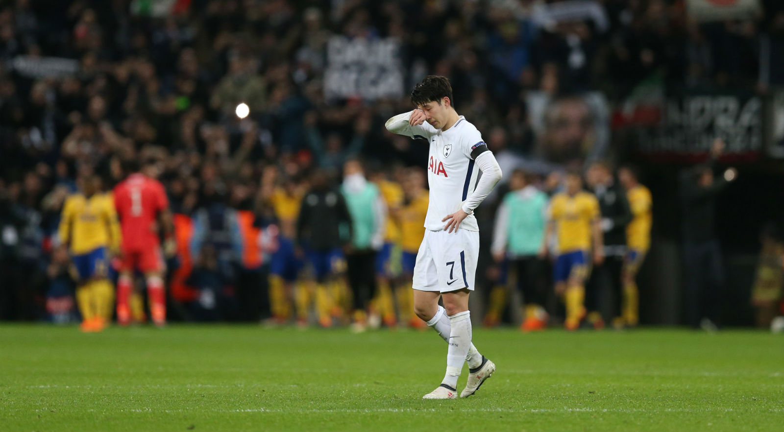 &Eacute; tocante ver as l&aacute;grimas de Son, ferido como um torcedor ap&oacute;s a elimina&ccedil;&atilde;o do Tottenham