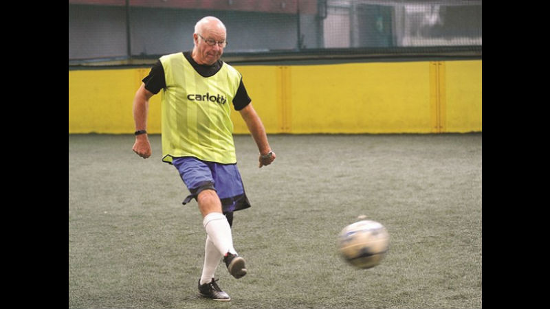 Irm&atilde;o de Jack e Bobby Charlton revive sonho aos 71 anos, tamb&eacute;m rumo &agrave; sele&ccedil;&atilde;o inglesa