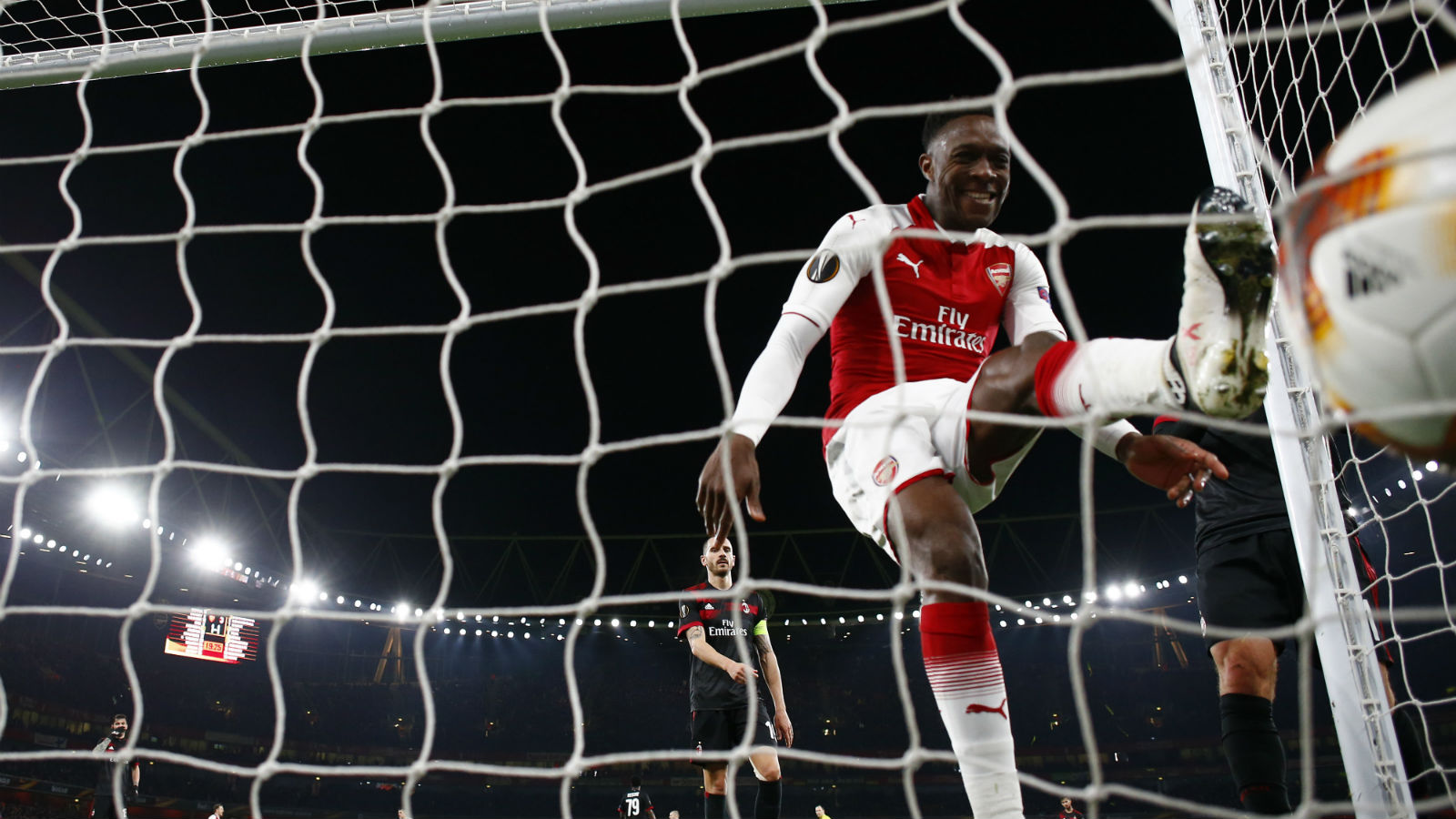 Em meio aos erros, Arsenal vence o Milan novamente e avan&ccedil;a na Liga Europa