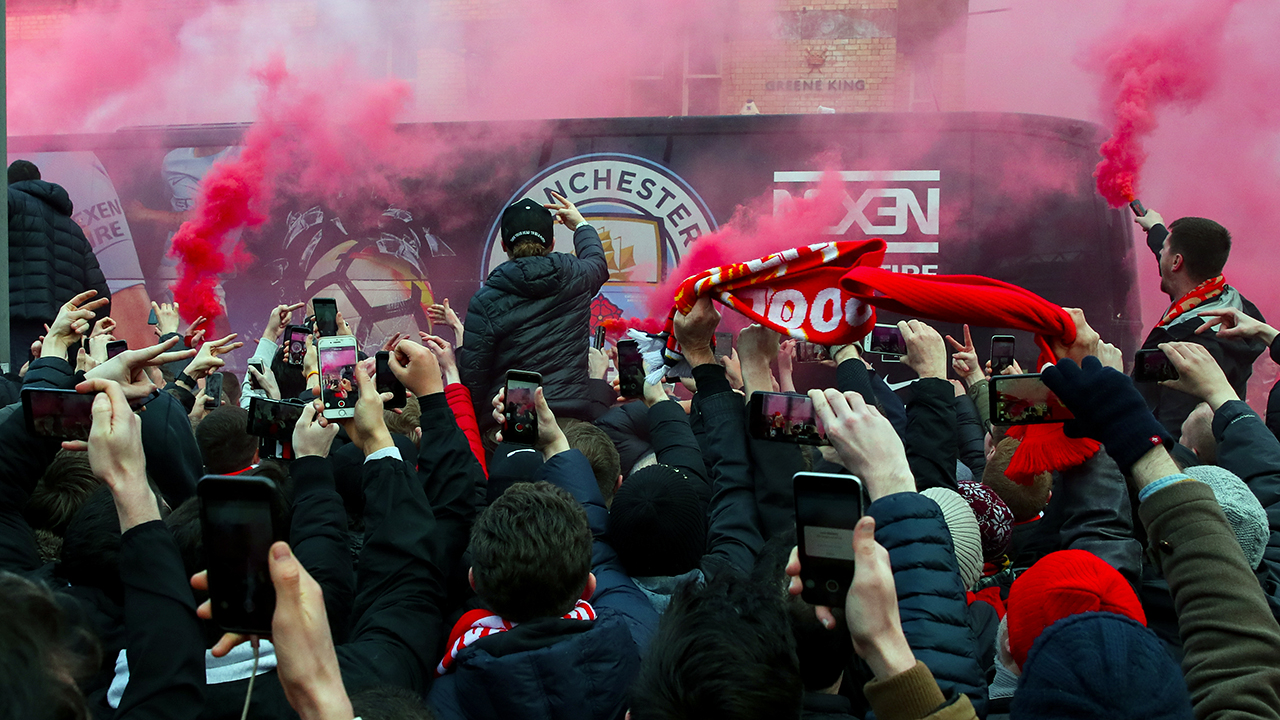 No meio da press&atilde;o: o impressionante v&iacute;deo da chegada do &ocirc;nibus do City a Anfield visto de dentro