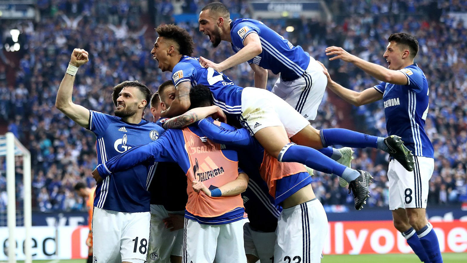 Naldo confirmou vit&oacute;ria do Schalke no d&eacute;rbi com uma pedrada em cobran&ccedil;a de falta