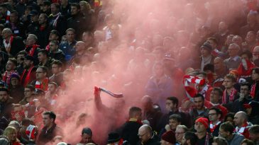 Anfield, enfim, despertou: suas famosas noites europeias retornaram para empurrar o Liverpool