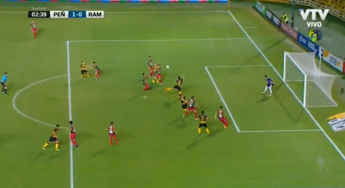 Canobbio, do Pe&ntilde;arol, anotou um gol de calcanhar que &eacute; categoria pura