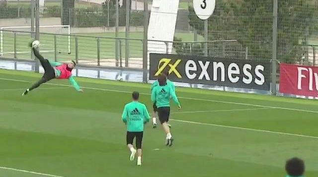 Na v&eacute;spera do d&eacute;rbi de Madri, Cristiano acertou outra bicicleta fabulosa no treino do Real