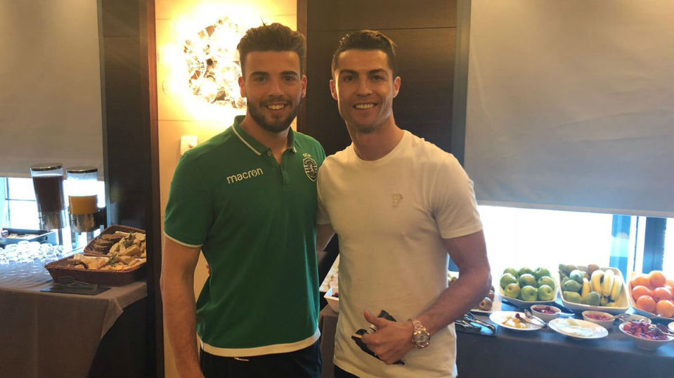 Cristiano foi apoiar o seu Sporting e visitou os jogadores antes do jogo decisivo pela Liga Europa