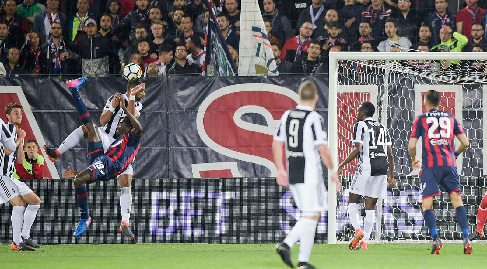 Um gola&ccedil;o de bicicleta do Crotone faz o Juve x Napoli se incendiar para a pr&oacute;xima rodada