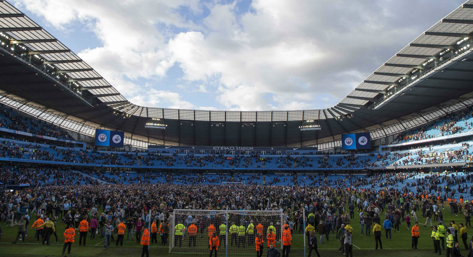 O City se coroou com seu jogo mais dominante e com uma calorosa invas&atilde;o de campo