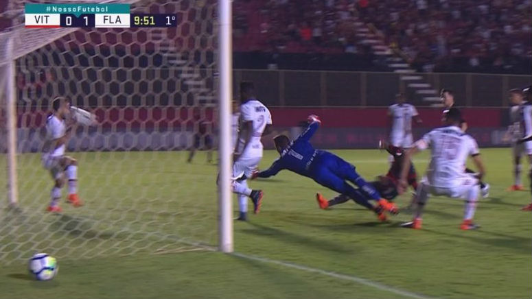 Brasileir&atilde;o precisou de apenas 100 minutos para ter seu primeiro erro grotesco de arbitragem