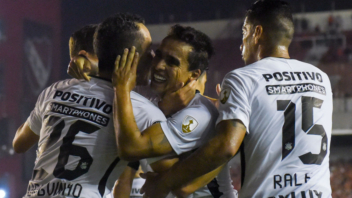 O Corinthians de gols quase inevit&aacute;veis conquistou uma grande vit&oacute;ria na Argentina