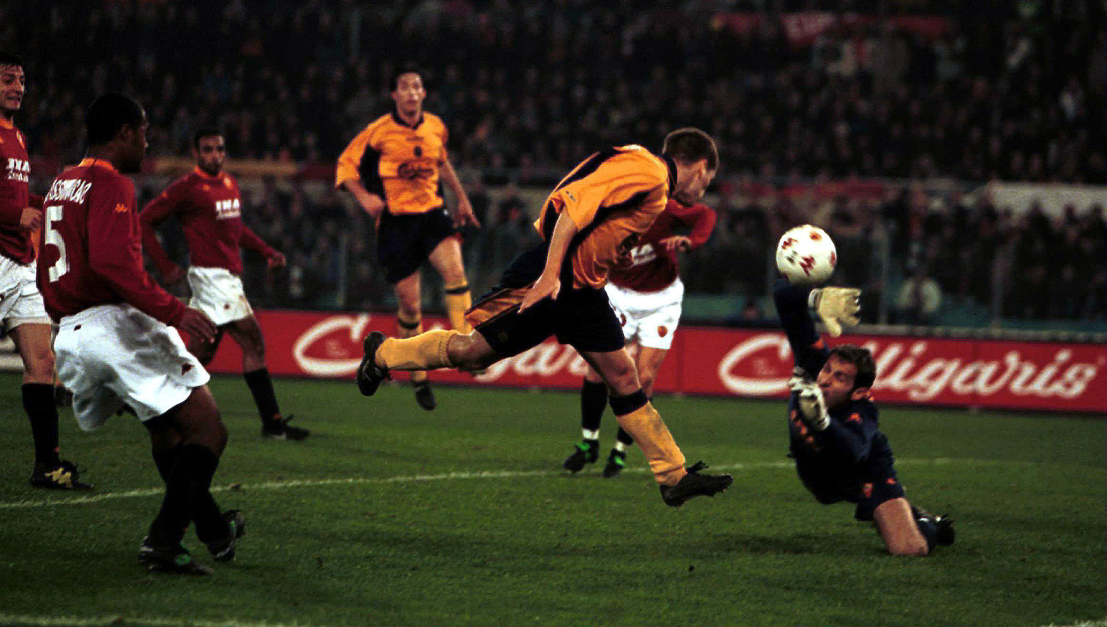 Os grandes embates da Roma de Batistuta contra o Liverpool de Owen nas copas europeias