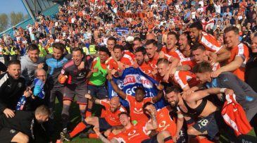 Wigan, Luton e mais: Inglaterra teve quatro festas pelo acesso em quatro divisões diferentes