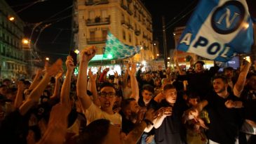 Com milhares de torcedores eufóricos pelas ruas, Nápoles ficou em transe, numa noite sem fim