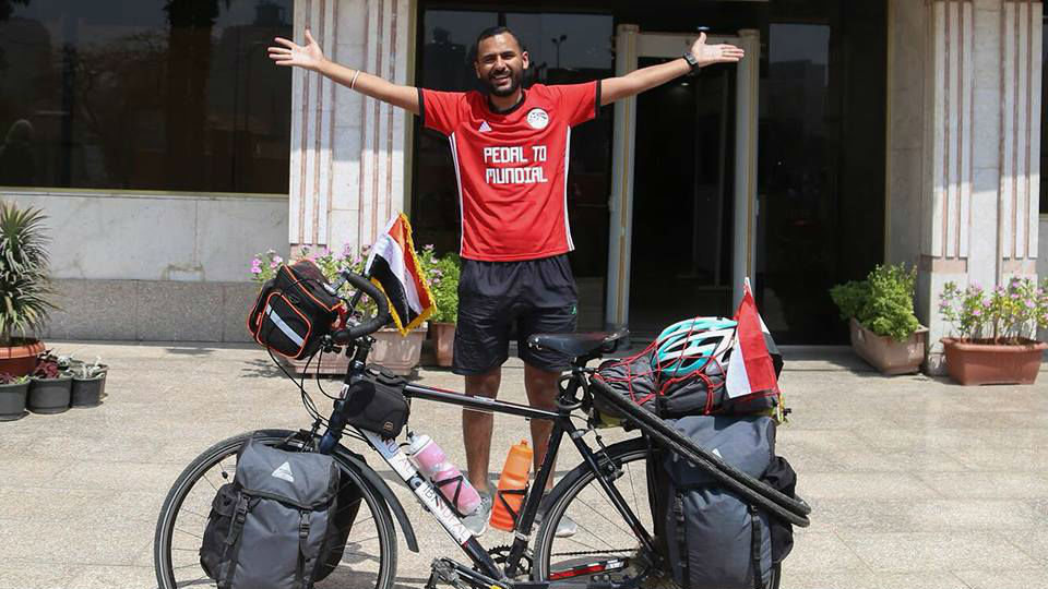 Torcedor pedalar&aacute; por 65 dias, do Cairo a Moscou, para acompanhar o Egito na Copa do Mundo