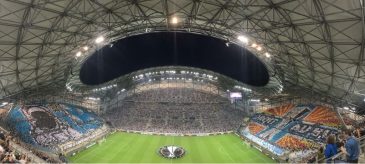 É magnética a imagem da multidão na saída do Vélodrome, em êxtase pela vitória do Olympique