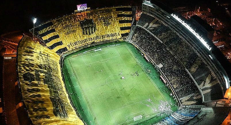 A estreia do Pe&ntilde;arol em casa nesta Libertadores teve um bandeir&atilde;o insano, cobrindo meio est&aacute;dio