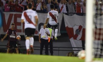 O gol por cobertura de Pity Martínez é uma daquelas obras para desmoralizar qualquer um
