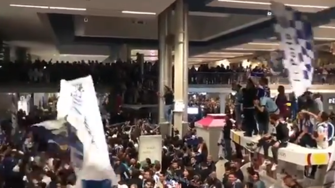 A um ponto do t&iacute;tulo, jogadores se juntam &agrave; festa maluca da torcida do Porto no aeroporto