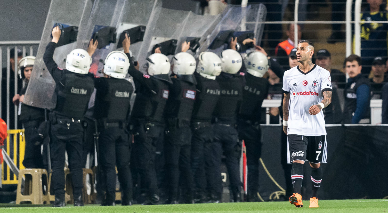 Fener x Besiktas sequer terminou, com t&eacute;cnico hospitalizado ao ser atingido por objeto