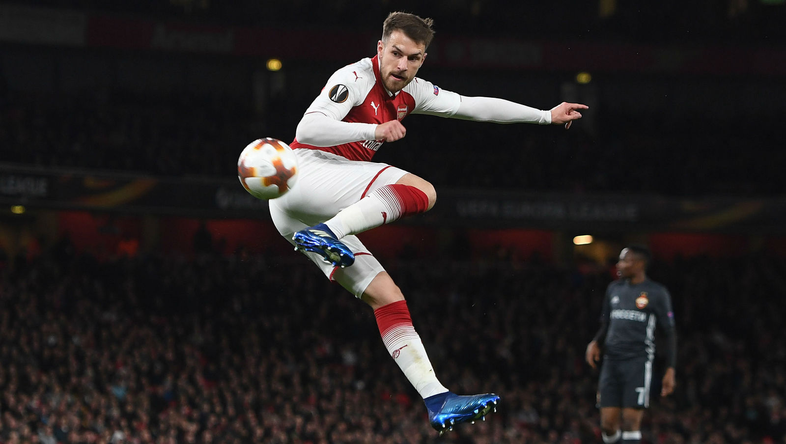 Orquestrado por &Ouml;zil e com um gol magn&iacute;fico de Ramsey, o Arsenal atropelou o CSKA Moscou