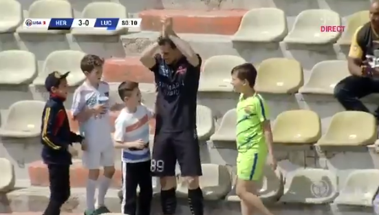 Genial: Romeno faz gol e comemora nas arquibancadas, aplaudindo a si mesmo