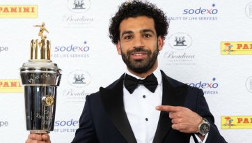 Salah recebe o prêmio de melhor da Premier League 2017/18, eleito pelos demais jogadores