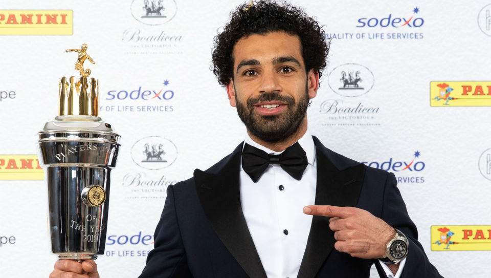 Salah recebe o pr&ecirc;mio de melhor da Premier League 2017/18, eleito pelos demais jogadores