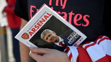 A goleada tardia do Arsenal botou fogo no Emirates, que cantou e agradeceu a Wenger