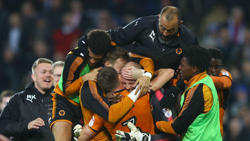Wolverhampton sobreviveu a dois p&ecirc;naltis nos acr&eacute;scimos e ficou a detalhes da Premier League