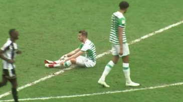 Lateral ganha prêmio de gol do fim de semana na Inglaterra. Mas marcou contra