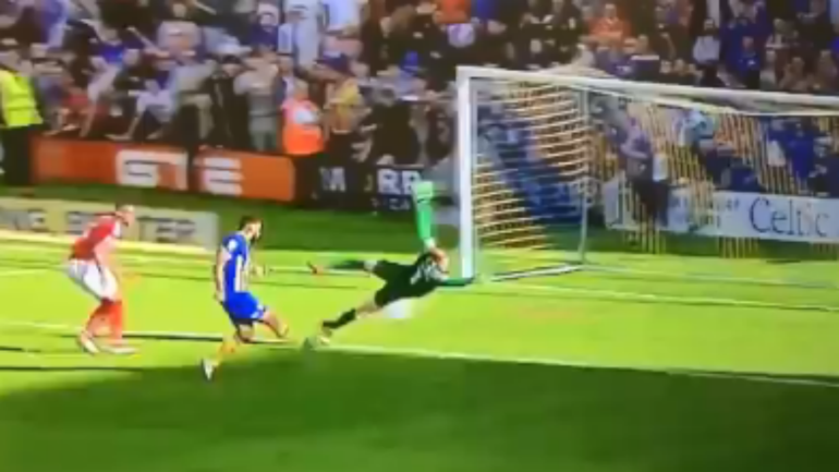 De costas para o atacante, este goleiro fez uma das defesas mais espetaculares da temporada