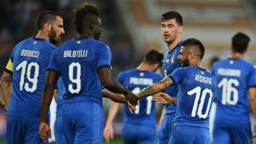 No início de uma nova era, Balotelli ajuda Mancini a vencer sua estreia pela Itália