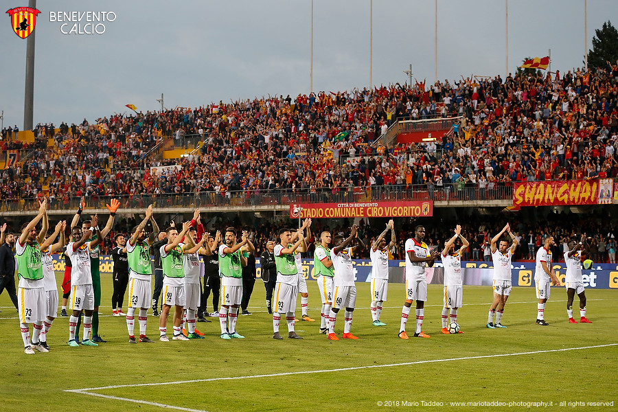 O orgulho da torcida do Benevento n&atilde;o depende da divis&atilde;o, e ecoou na rodada da Serie A