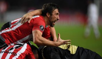 De virada e aos 44 do 2° tempo, o Estudiantes buscou uma classificação agonizante às oitavas